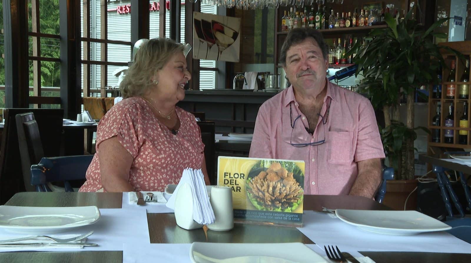50 años y contando: pareja dueña de restaurante es ejemplo de amor y dedicación