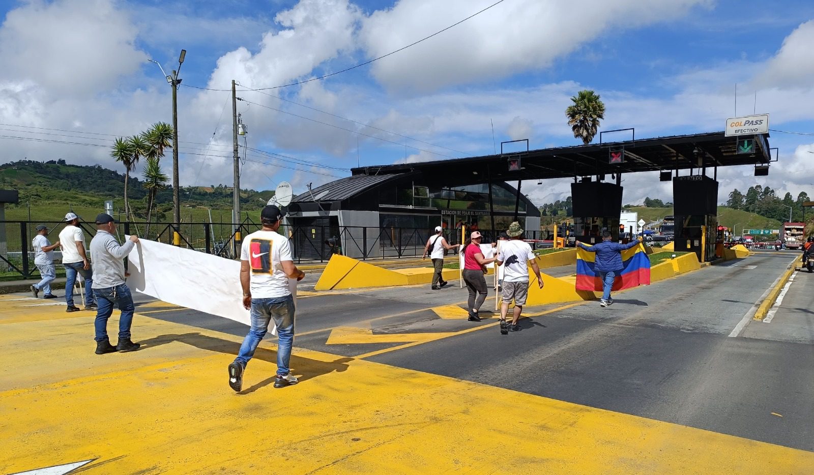 Transportadores levantaron talanqueras en peajes de El Santuario y Puerto Triunfo