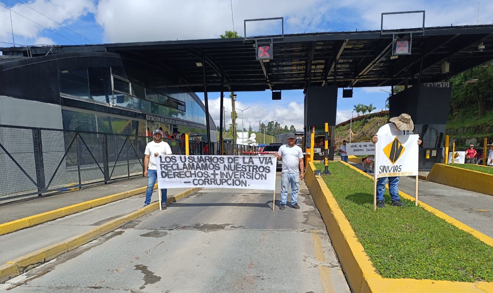 Transportadores levantaron talanqueras en peajes de El Santuario y Puerto Triunfo