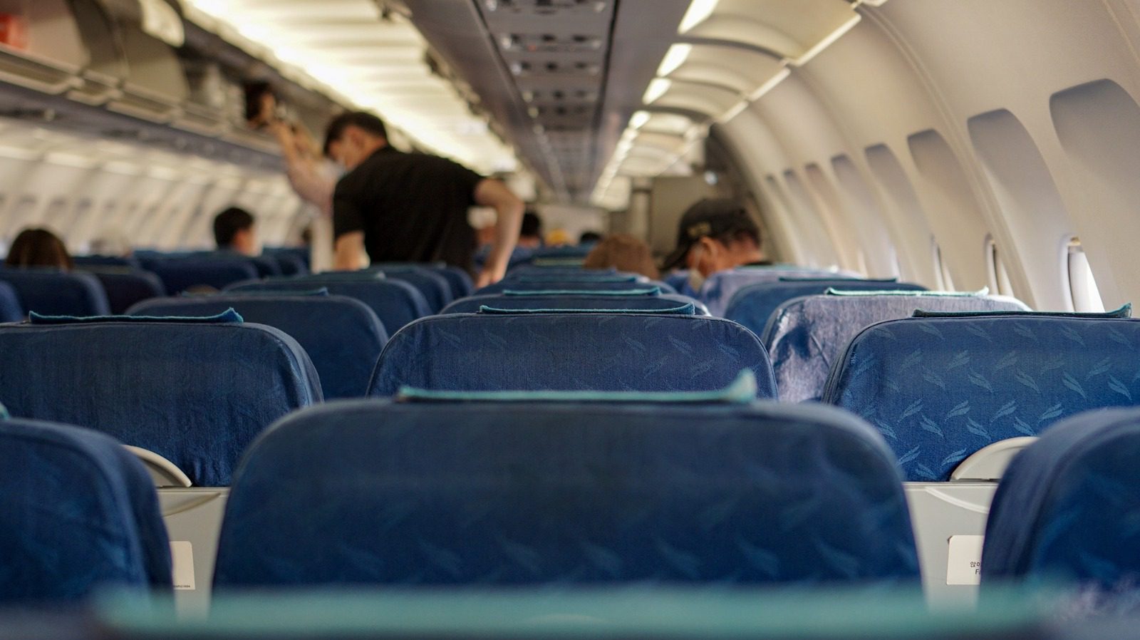 No respetar su puesto en el avión afectaría la seguridad del vuelo: piloto explica