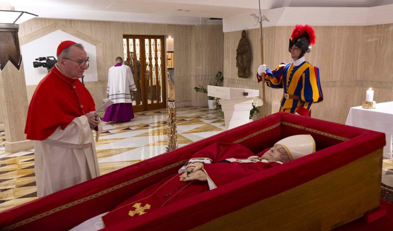 Vaticano revela imágenes del féretro del papa Francisco en la Casa Santa Marta