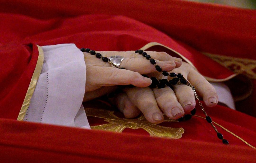 Vaticano revela imágenes del féretro del papa Francisco en la Casa Santa Marta