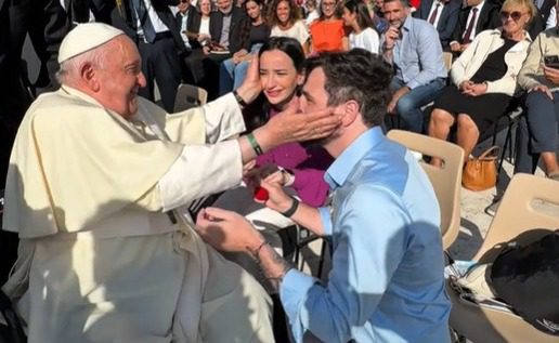 Así era Francisco: pareja se comprometió frente a él y este se emocionó más que ellos