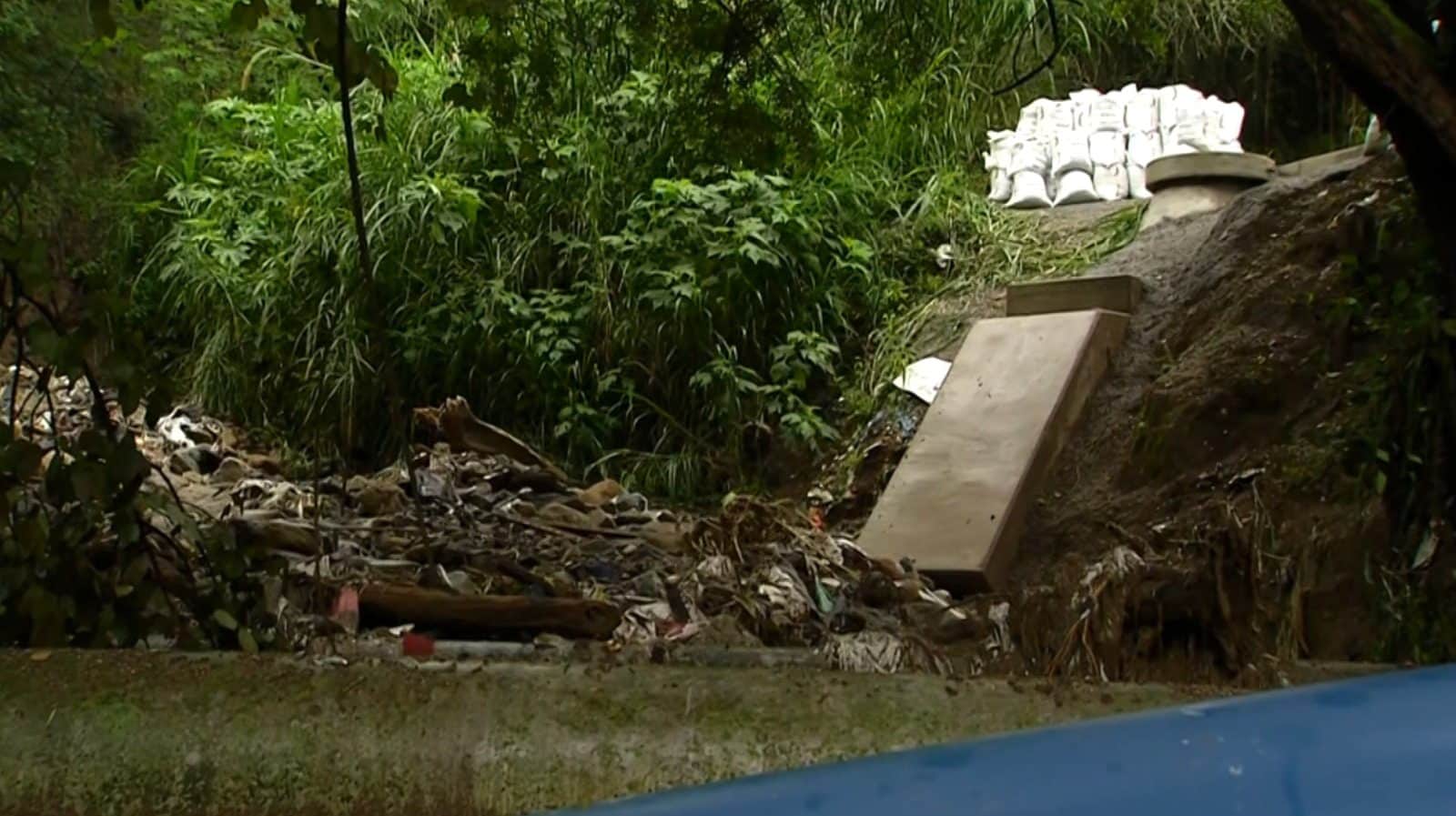 Comienzan remoción de material en Enciso tras creciente de quebrada La Aguadita