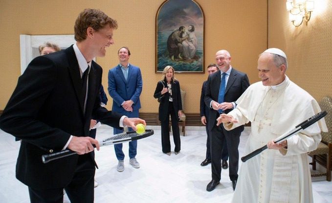 Papa tenista: León XIV se reunió con Jannik Sinner y este le dio una raqueta
