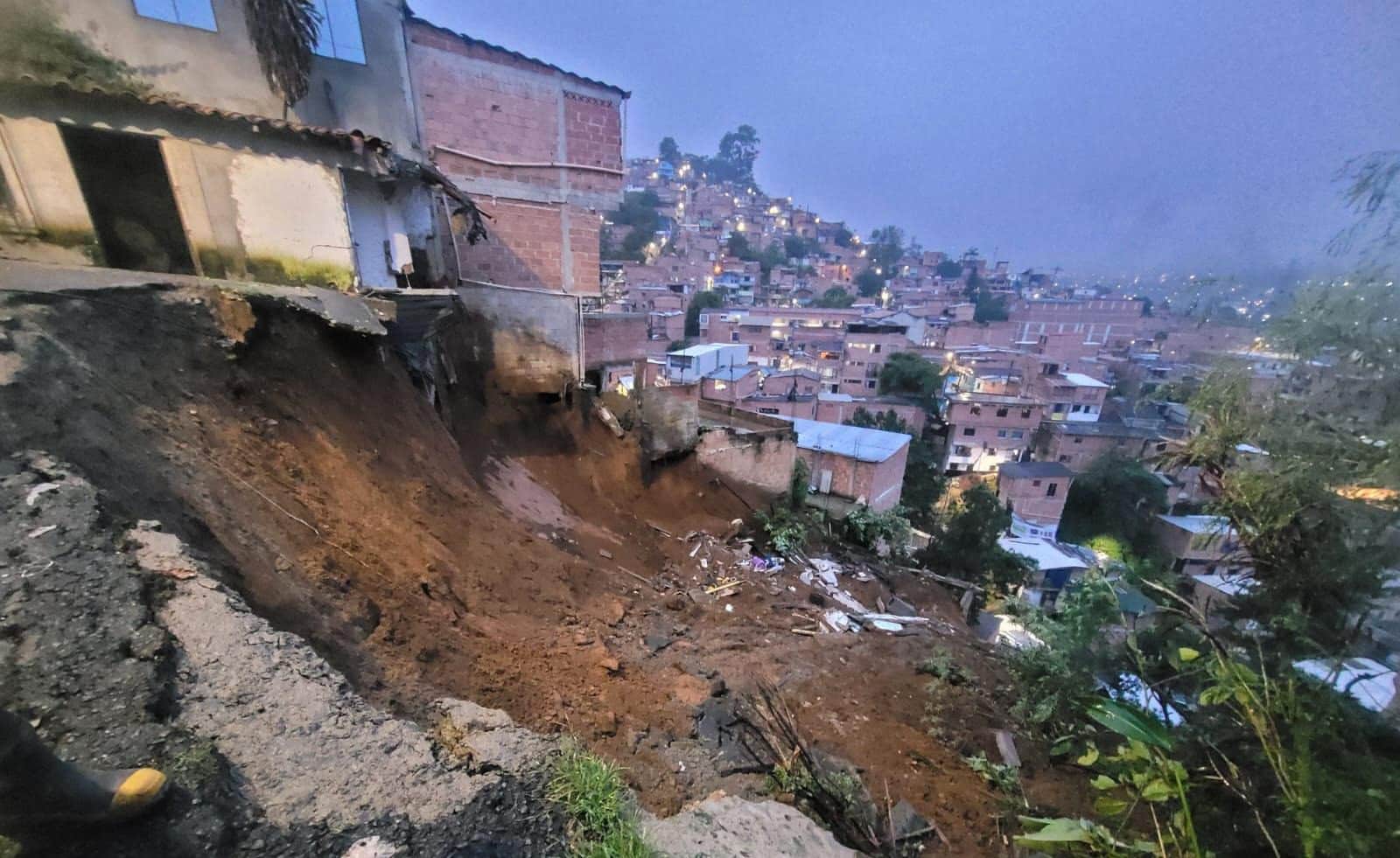 Grave emergencia en Villatina: deslizamiento afectó la vía y varias viviendas
