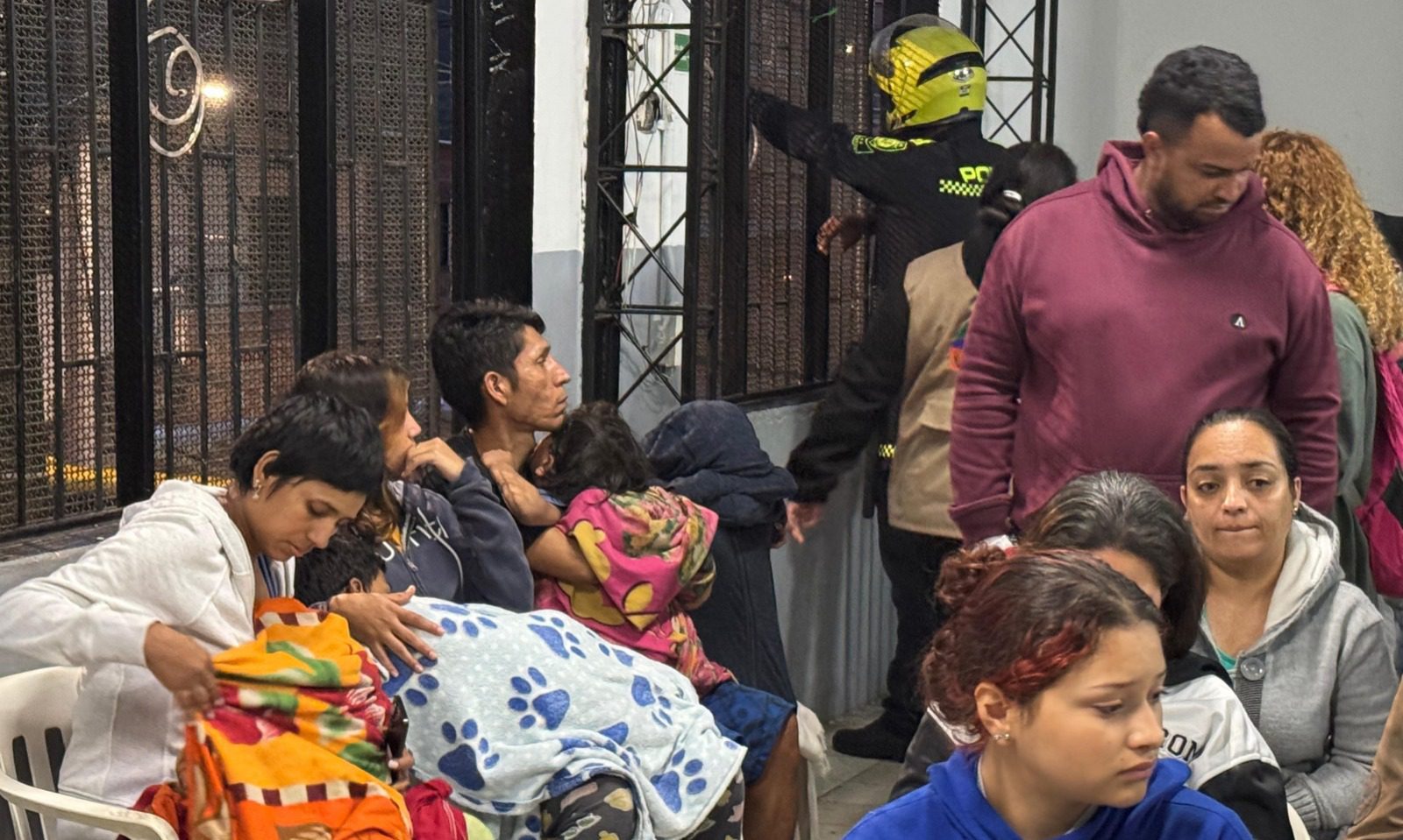Familias de Villatina permanecen albergadas en salón comunal tras deslizamiento
