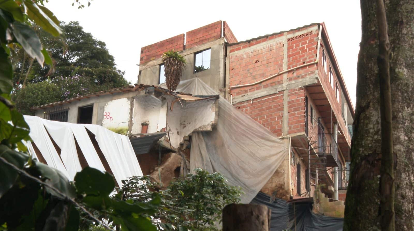 Afectados por deslizamiento en Villatina afirman que terreno sigue inestable