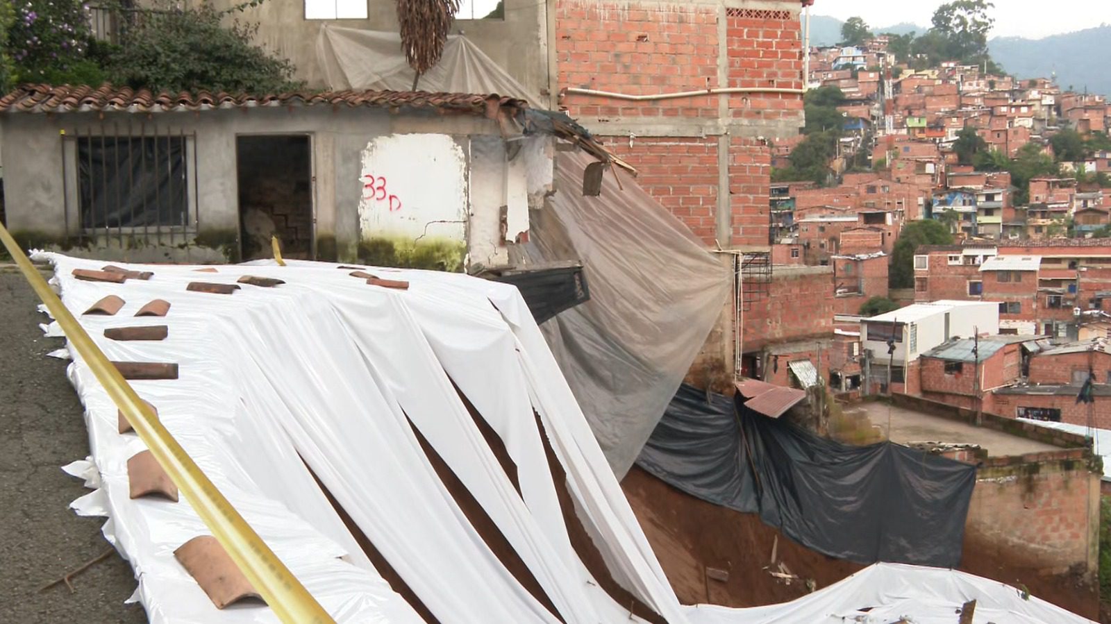 Habitantes de Villatina pasaron la noche sin dormir por temor a nuevo deslizamiento