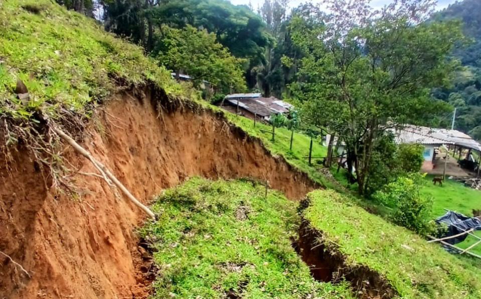 Continúa monitoreo en San Antonio de Prado por crecimiento de grietas