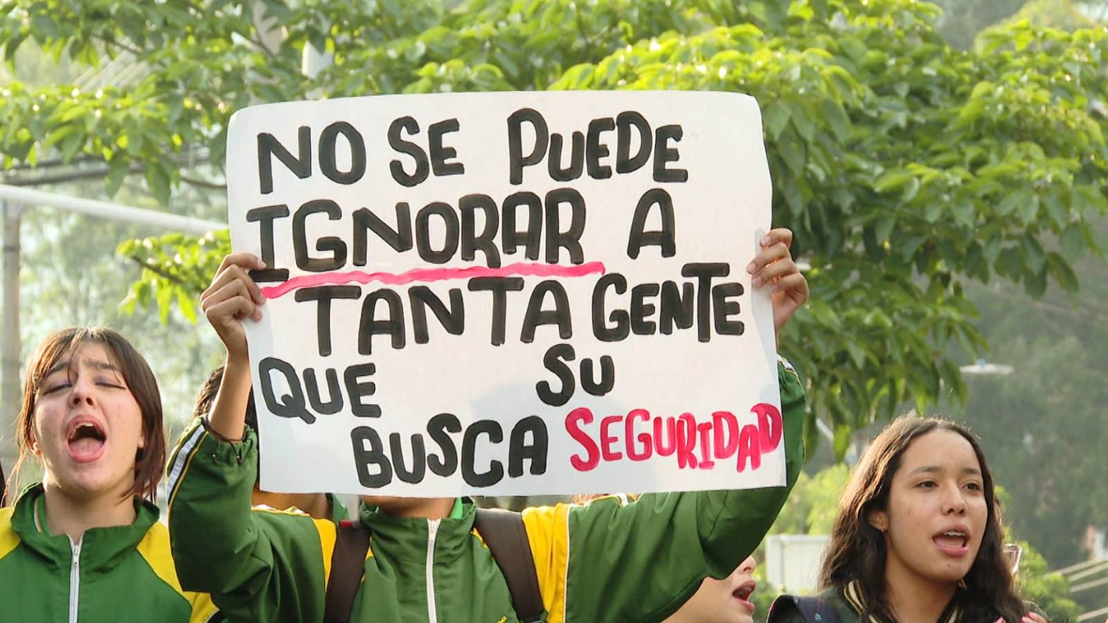 Estudiantes protestaron por movimiento en masa en colegio de Bello