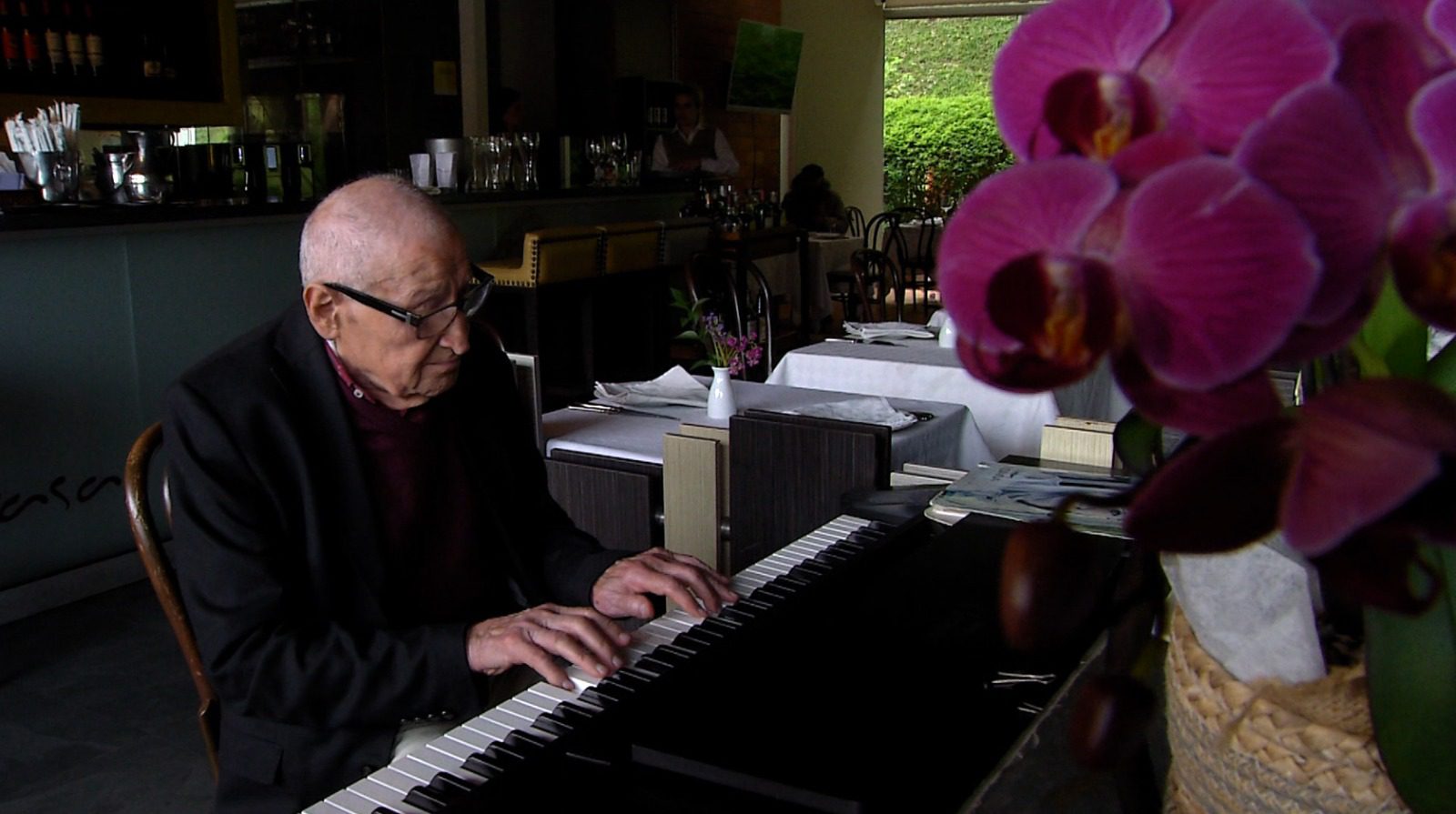 Adolfo Podestá, el músico de 95 años que deleita con el piano a sus comensales