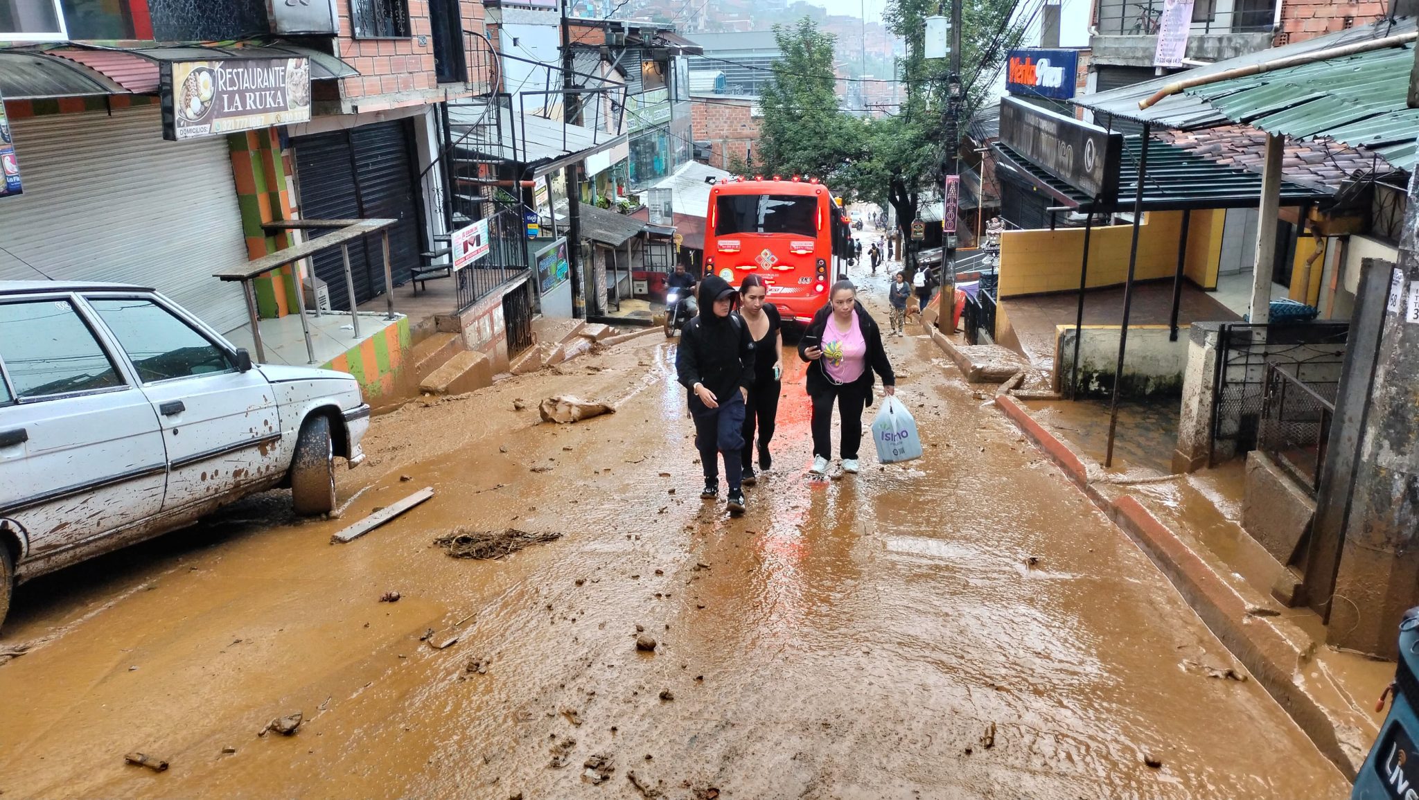 Emergencia en El Pinar dejó 10 viviendas afectadas, una persona muerta y otra herida