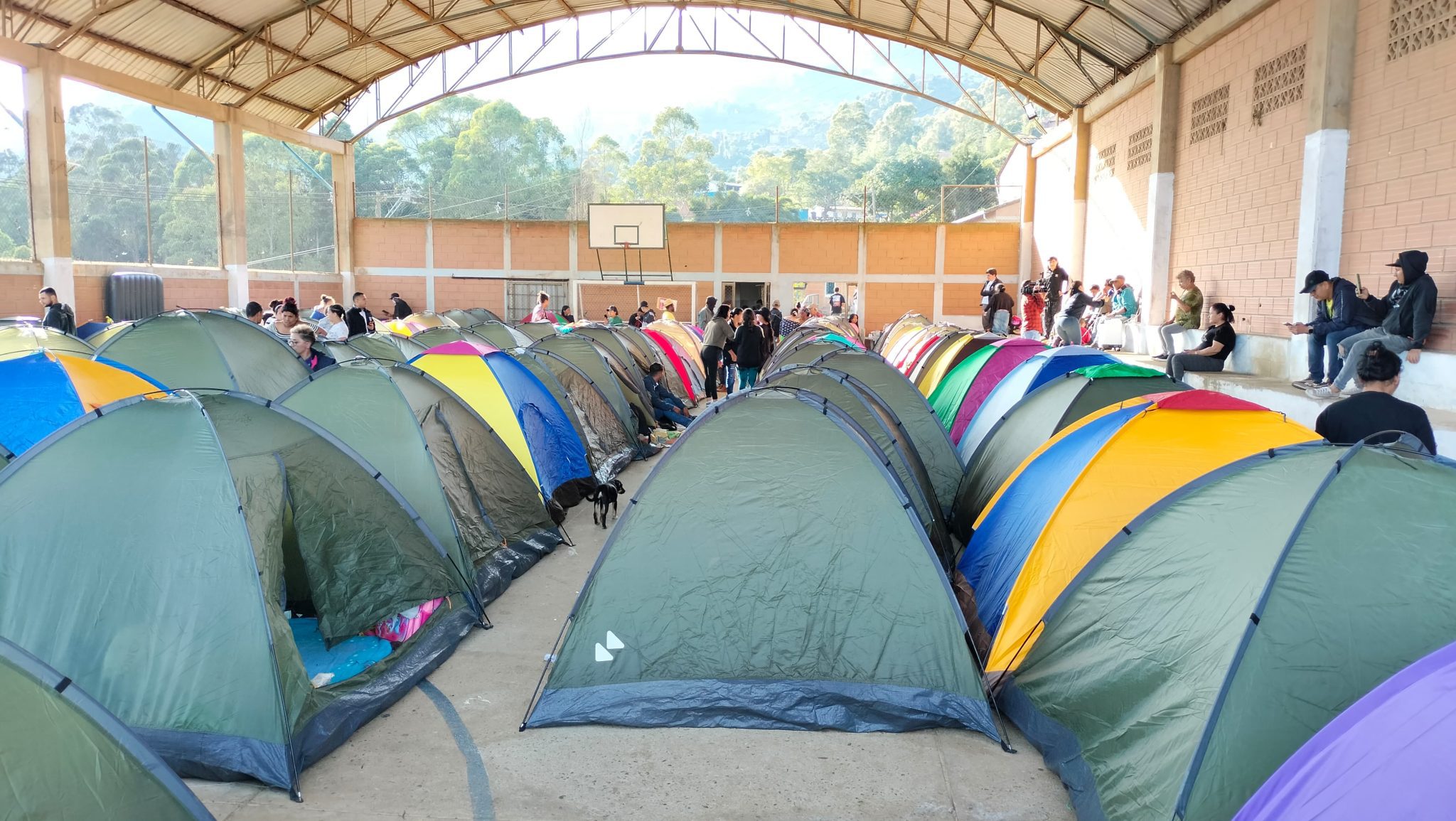 Con carpas y colchonetas: así duermen los más de 900 afectados por avalancha en Bello