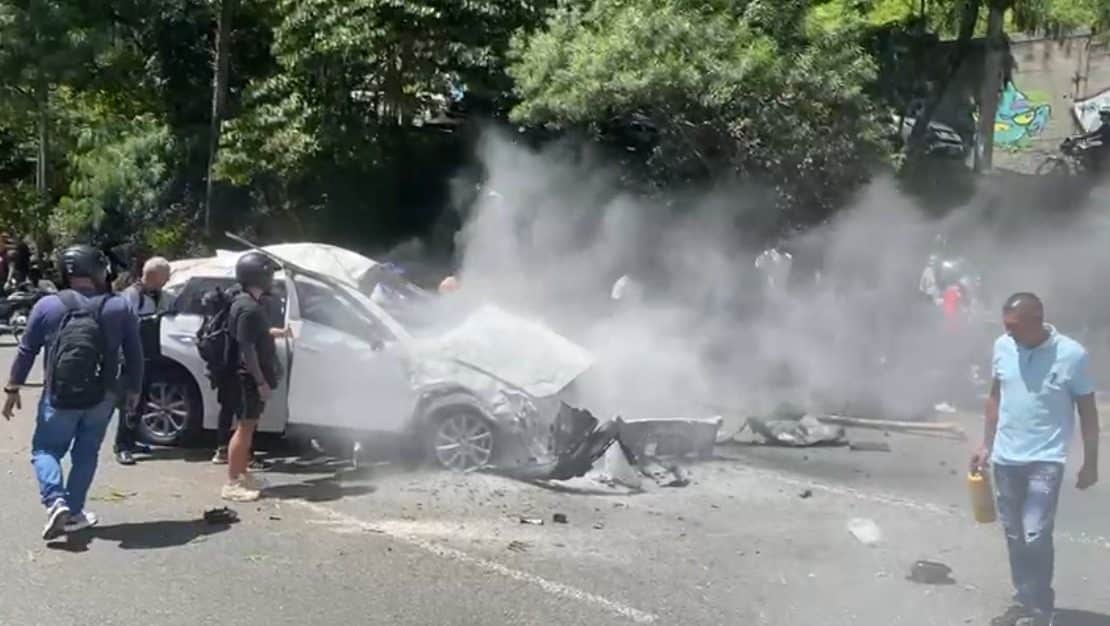 Aparatoso accidente en El Poblado: camioneta se volcó con 3 ocupantes