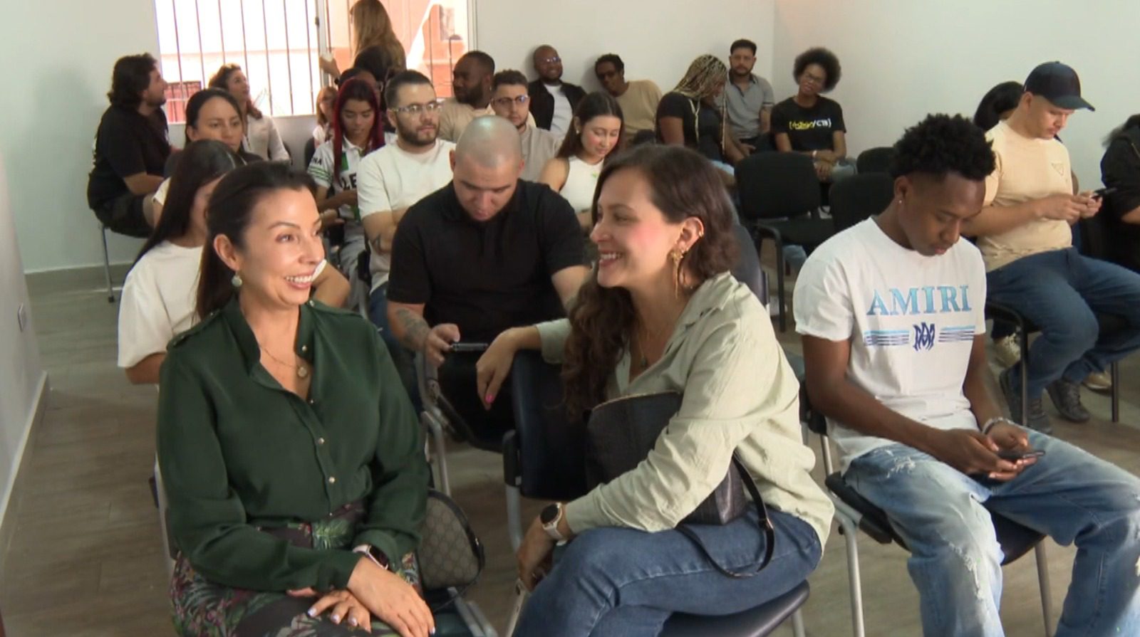 Jóvenes de la comuna 13 se capacitan en análisis de datos, tecnología e innovación