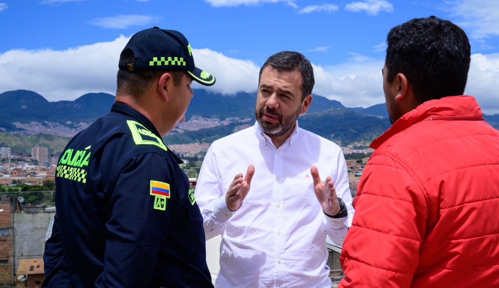 Refuerzan seguridad del alcalde de Bogotá por posible atentado en su contra