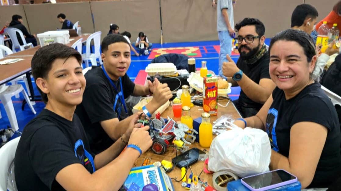 Estudiantes buscan recursos para concurso internacional de robótica