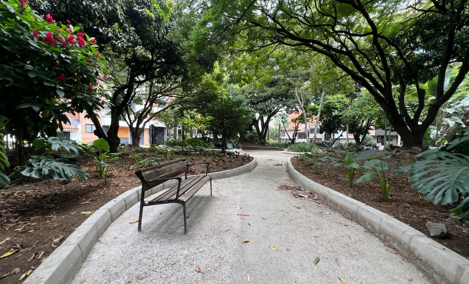 “Cuadrillas de la gente” han intervenido casi 700 puntos críticos en Medellín