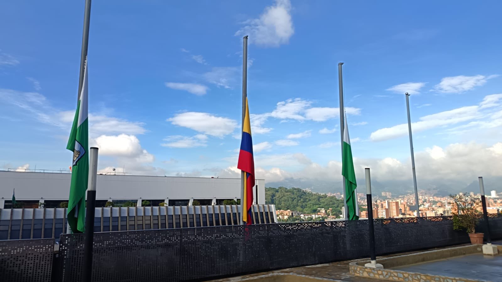 Alcaldía de Medellín decretó tres días de duelo en memoria de Miguel Uribe Turbay