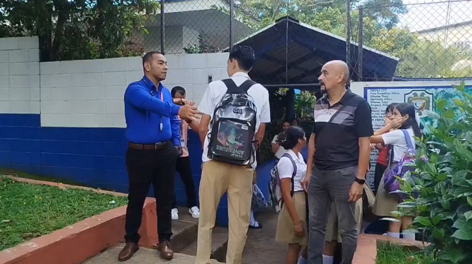El Salvador impone medidas disciplinarias a estudiantes en su ingreso a las escuelas