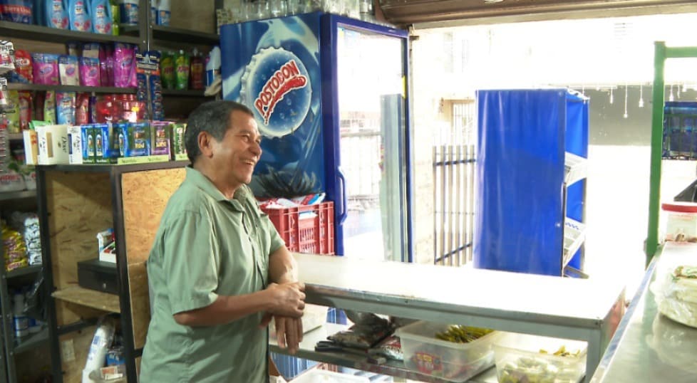 Don Manuel, el tendero de Cristo Rey que desde hace 45 años sirve con amor y vocación