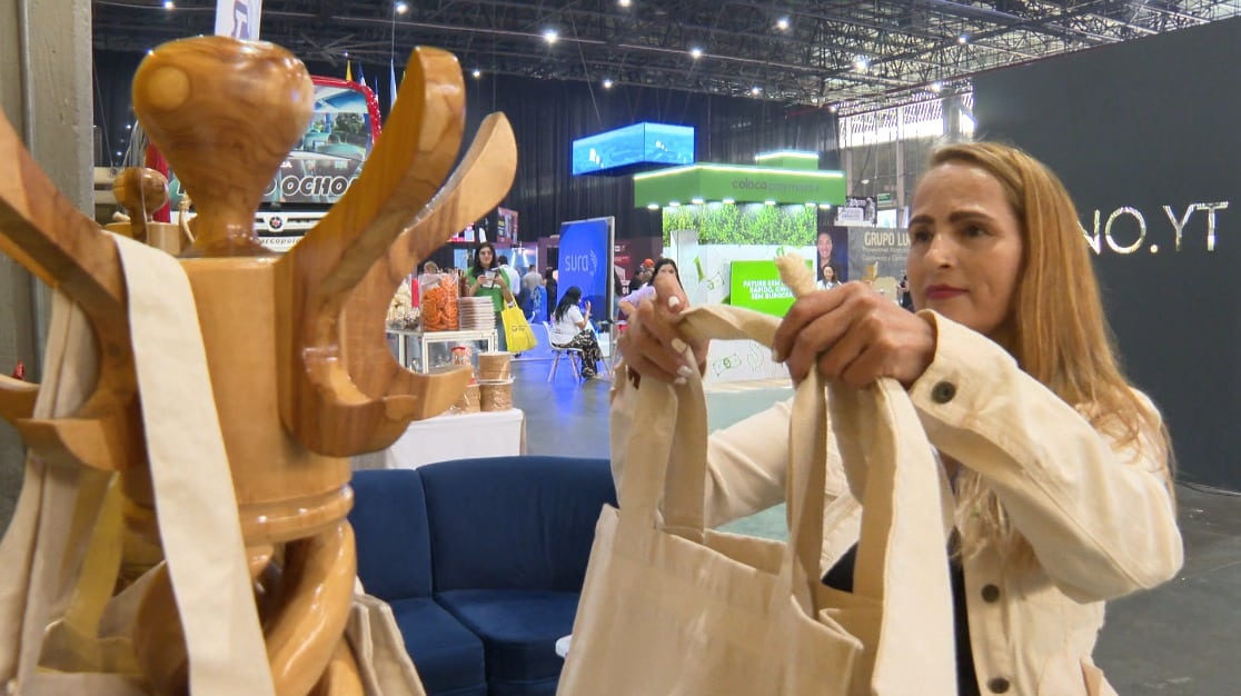 Emprendedora de Cristo Rey vende productos sostenibles en pro de la economía circular