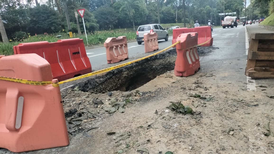 Profunda socavación en vía Las Palmas enciende la alerta en conductores