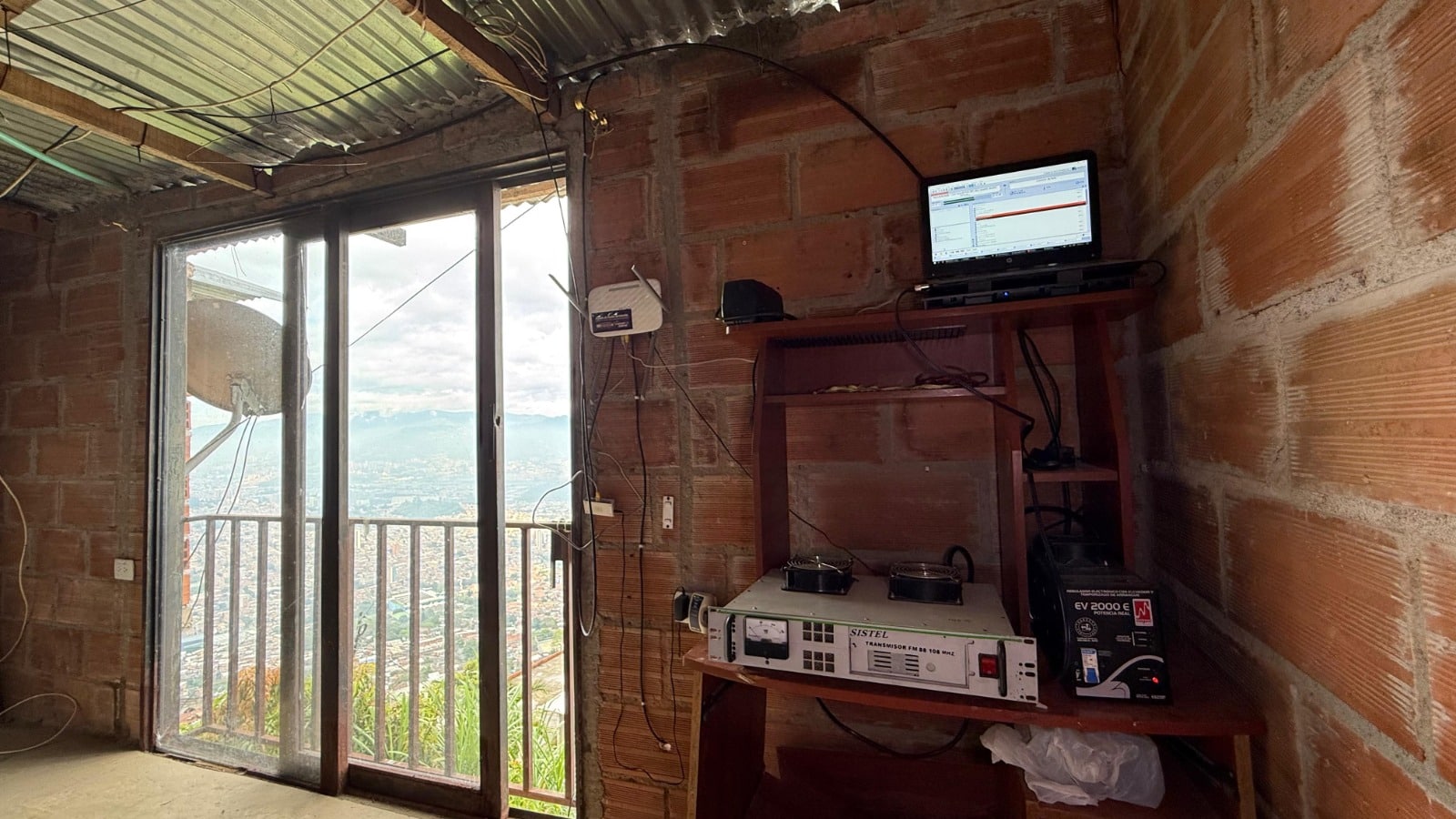 Desmantelan en Medellín cinco emisoras ilegales que amenazaban las telecomunicaciones