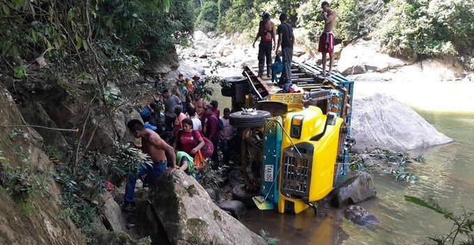 Chiva se fue por un abismo en Anorí y terminó en el río; hay varias personas lesionadas
