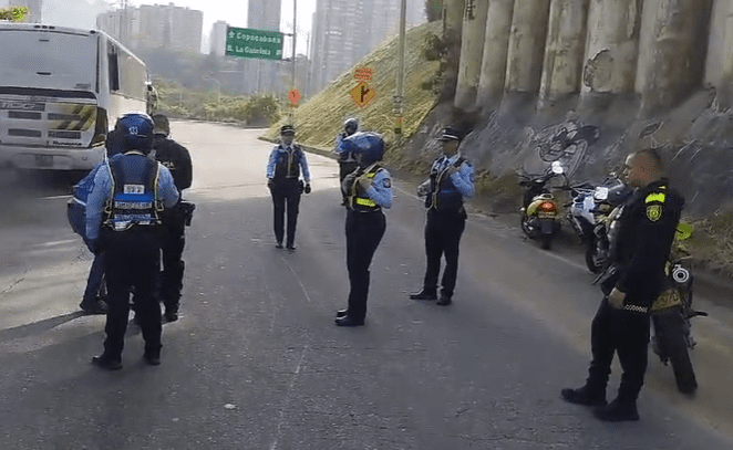 motociclista agentes de tránsito en Bello