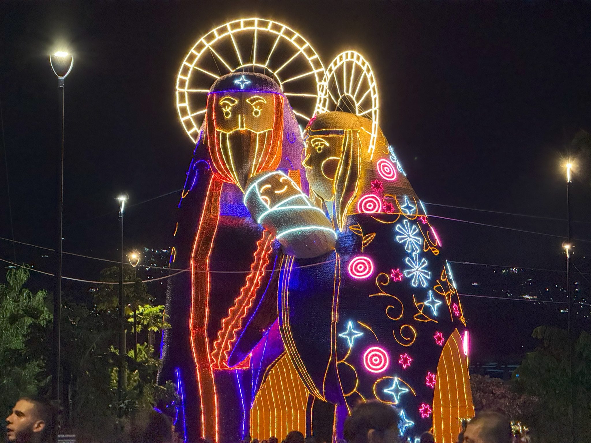 Los alumbrados navideños en Medellín han sido motivo de conversación en la ciudad, pero la pregunta que muchos ciudadanos se hacen es: ¿quién asume los costos?. En un reciente video publicado en la cuenta de TikTok de EPM, Carlos Enrique Londoño Amariles, presidente de Empresas Públicas de Medellín y Federico Gutiérrez, alcalde de Medellín, dejaron claro que los gastos de esta tradicional celebración no recaerán sobre los bolsillos de los ciudadanos.