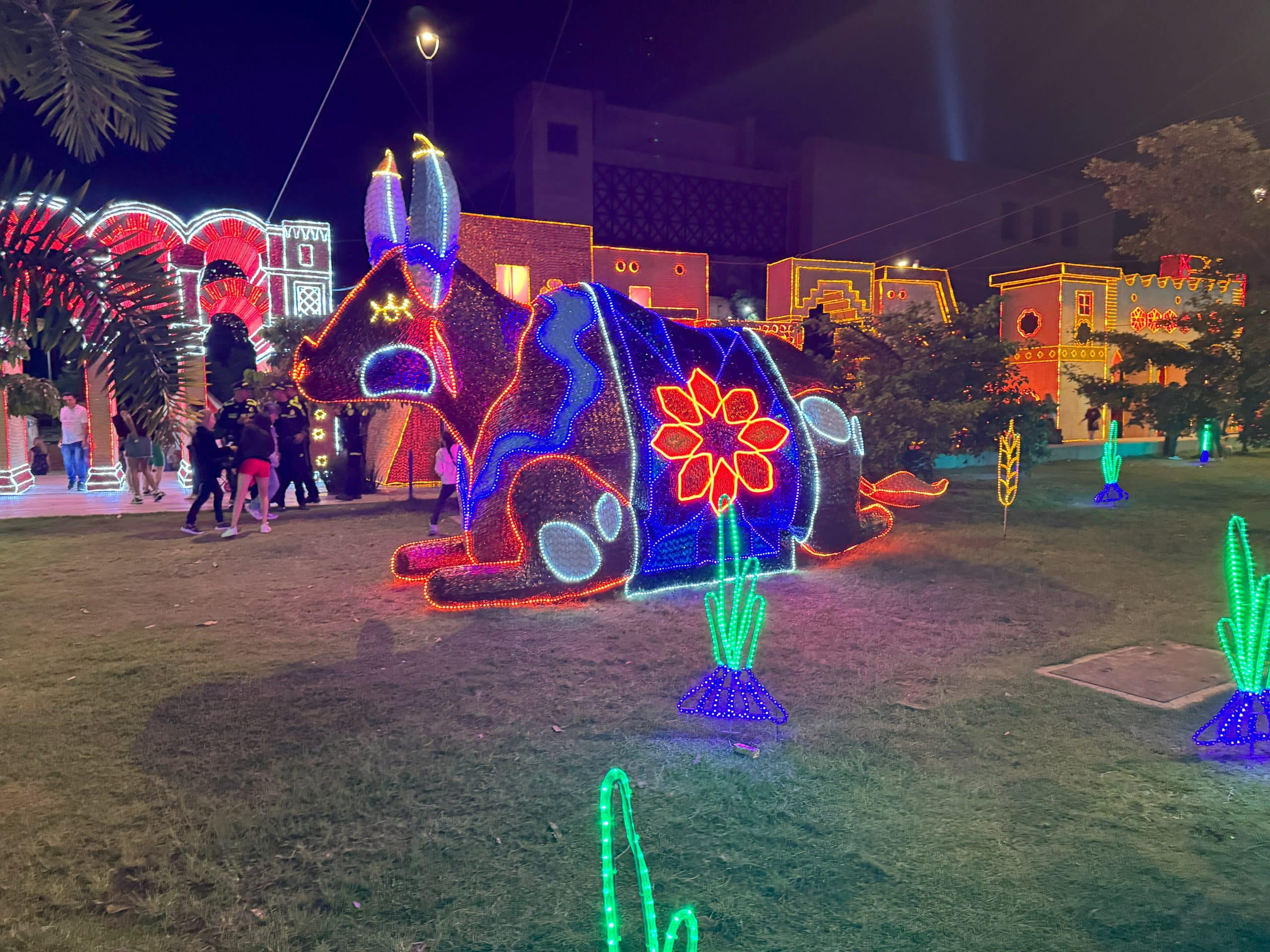 Los alumbrados navideños en Medellín han sido motivo de conversación en la ciudad, pero la pregunta que muchos ciudadanos se hacen es: ¿quién asume los costos?. En un reciente video publicado en la cuenta de TikTok de EPM, Carlos Enrique Londoño Amariles, presidente de Empresas Públicas de Medellín y Federico Gutiérrez, alcalde de Medellín, dejaron claro que los gastos de esta tradicional celebración no recaerán sobre los bolsillos de los ciudadanos.