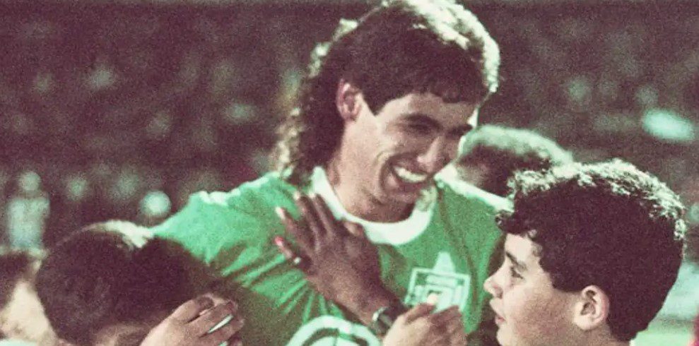 Hoy, Andrés Escobar Saldarriaga cumpliría 57 años, por eso Telemedellín Deportes se une a la conmemoración de la vida y obra de este ícono del fútbol colombiano, reconocido por su talento, entrega y caballerosidad dentro y fuera de la cancha.