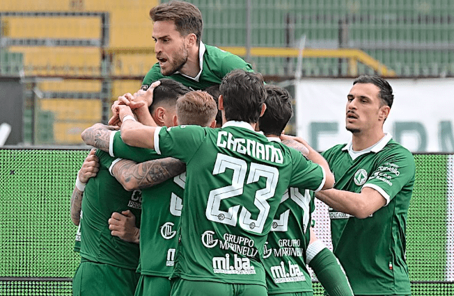 La curiosa historia de Avellino, equipo italiano que asciende cuando muere un papa