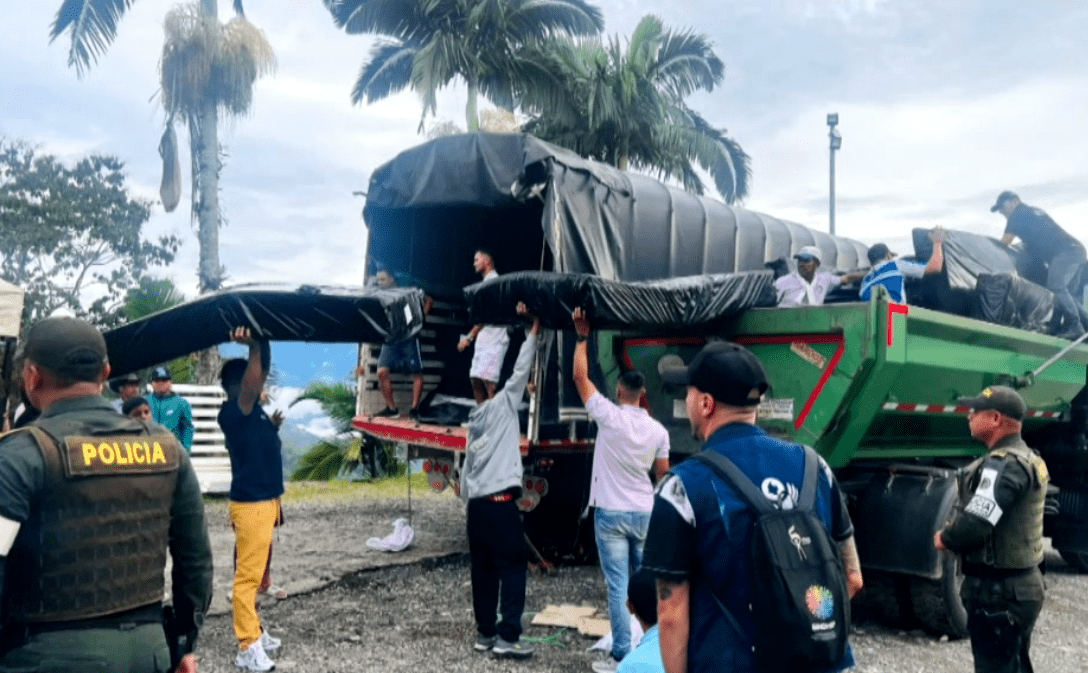 Entregan ayuda humanitaria a 104 familias desplazadas en Valdivia 