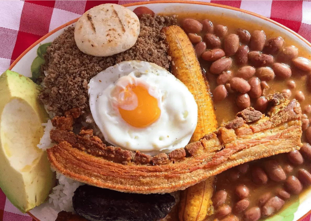La bandeja paisa, entre las 10 comidas más ricas y populares del mundo, según elGourmet