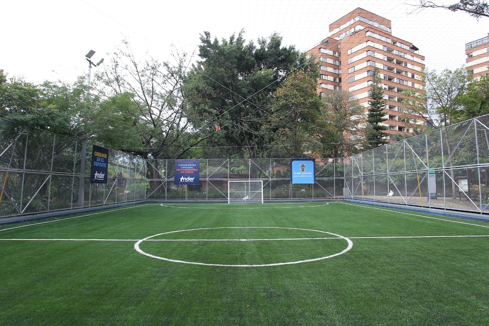 Entregan renovada cancha con grama sintética en el barrio Conquistadores