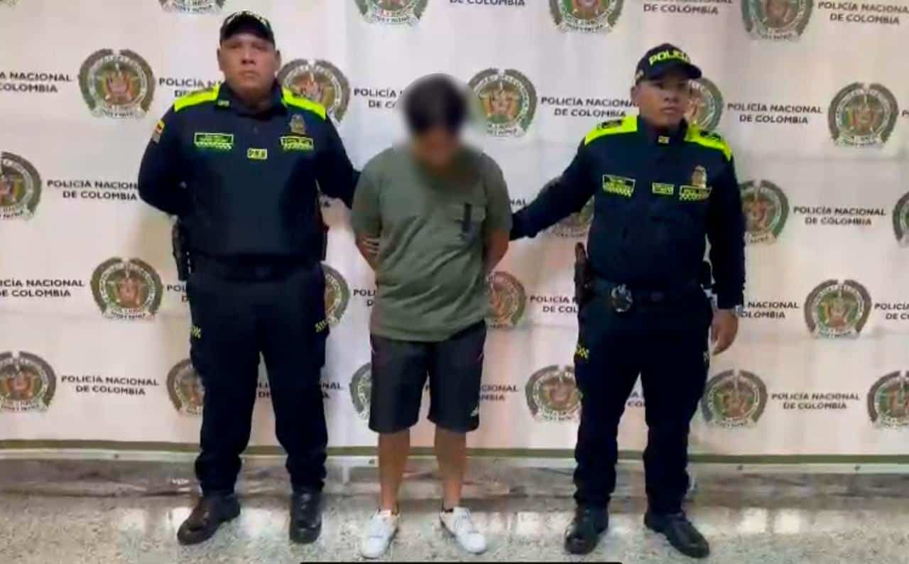 capturan a hombre que le robó el celular a una mujer y la arrastró con el carro