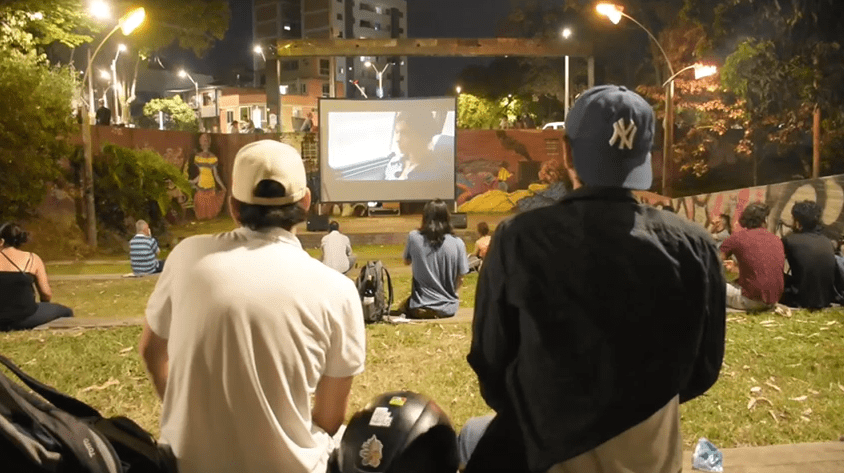 cine y empanada en el parque bicentenario
