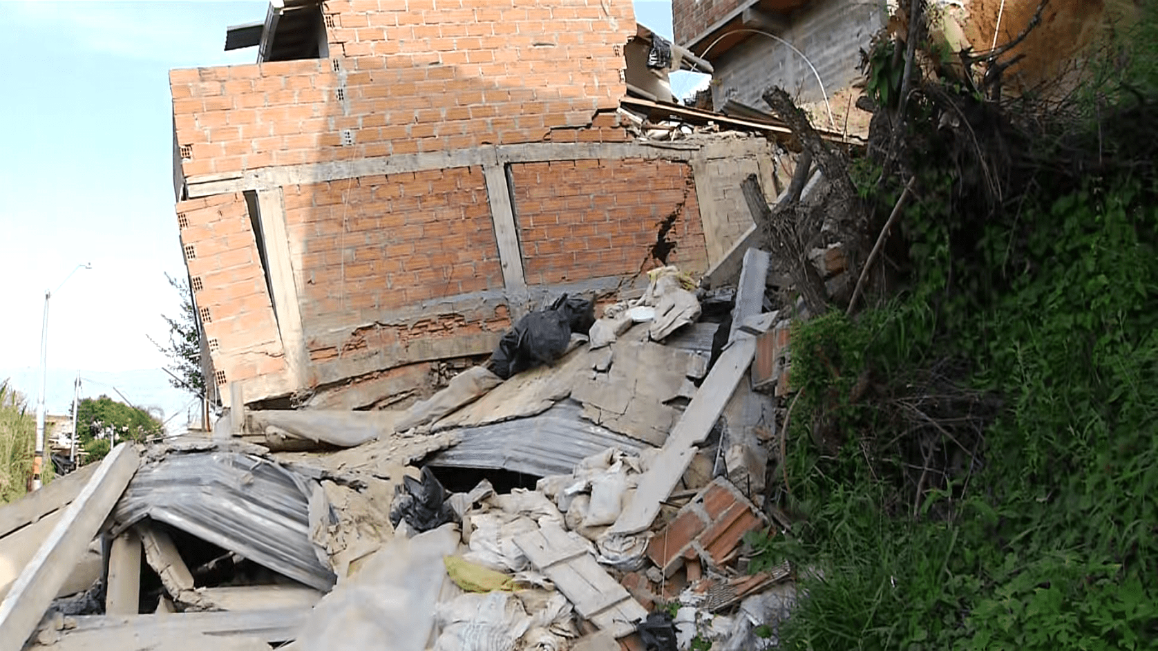 Dos viviendas colapsaron y tres más resultaron afectadas en la vereda La Loma de San Cristóbal
