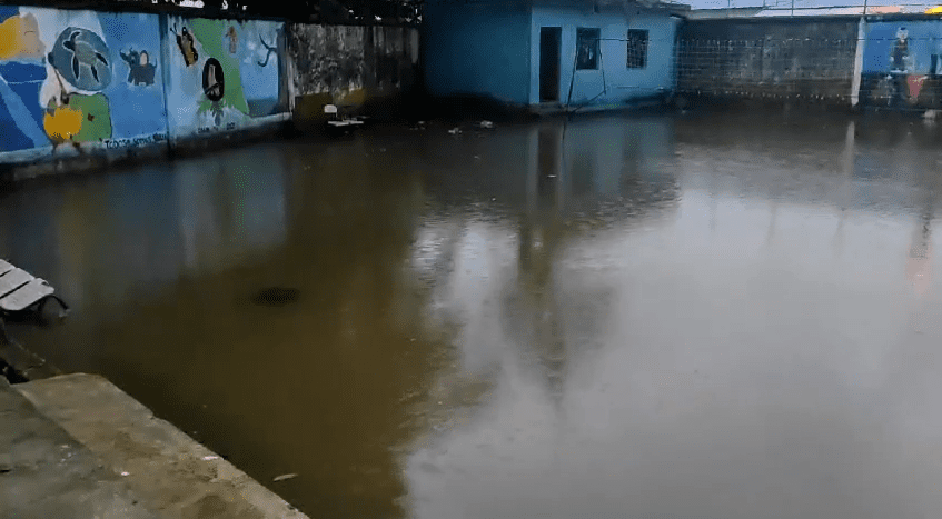 Colegio en El Bagre está bajo el agua y hay 1.800 estudiantes desescolarizados