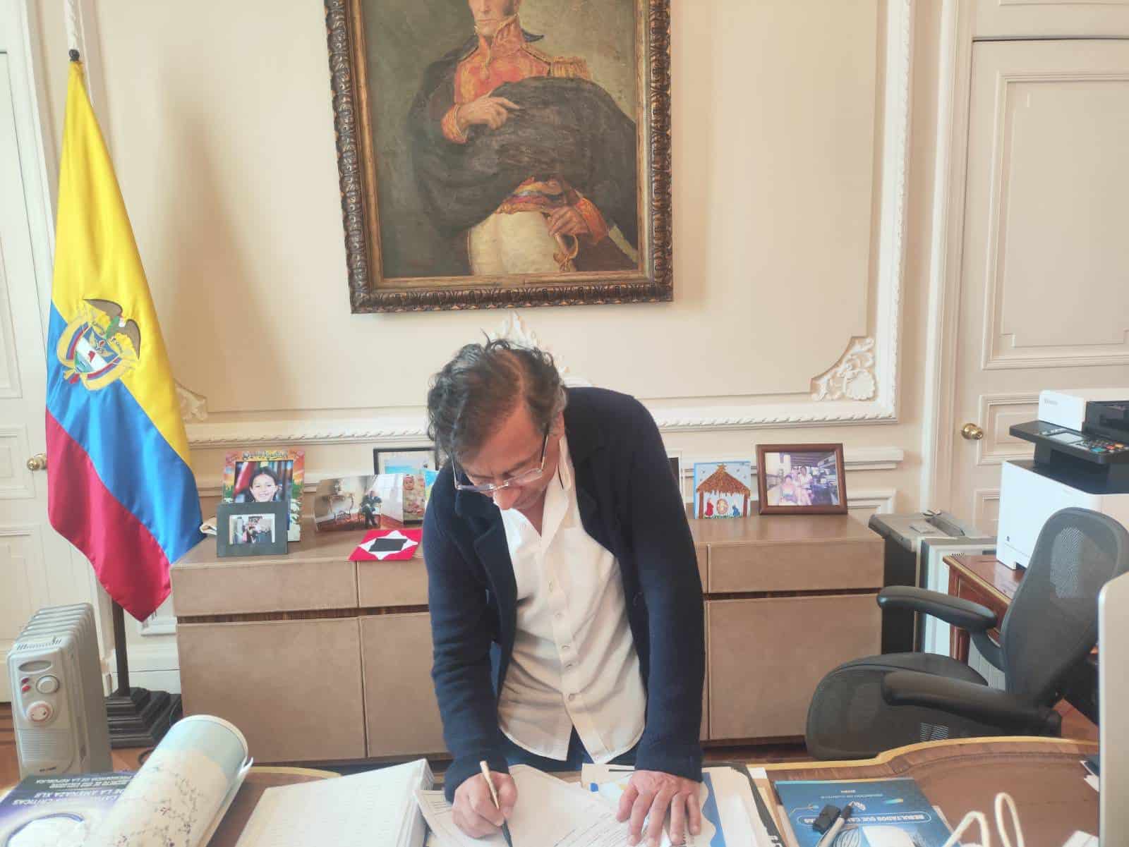 Presidente Petro firma decreto para convocar a la consulta popular