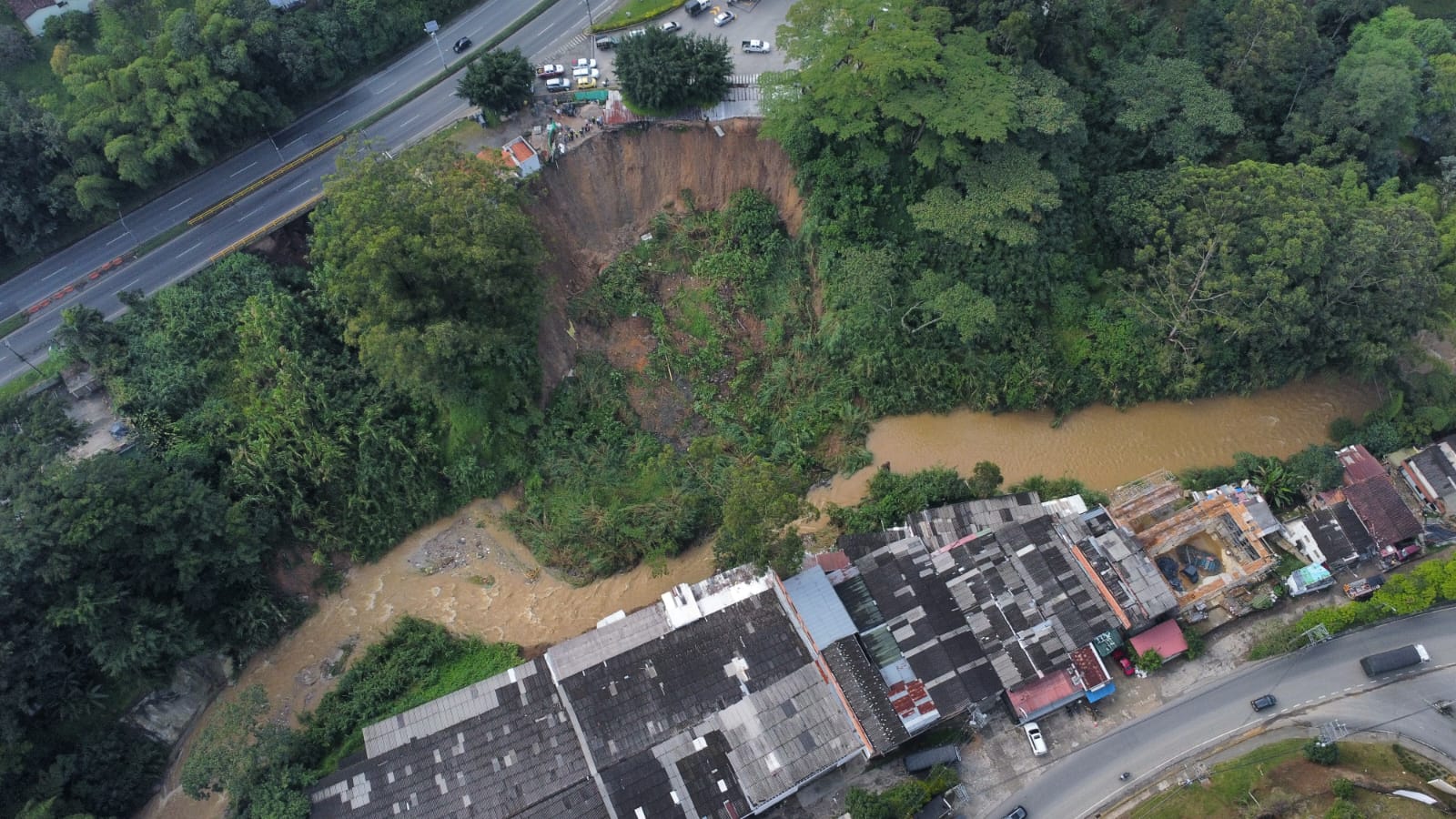 Por derrumbe en el río Medellín entre Sabaneta y La Estrella 40 personas fueron evacuadas