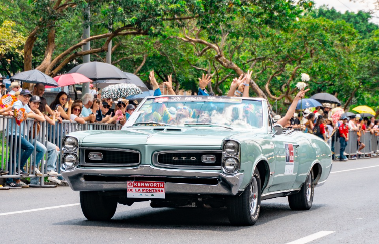 🔴 Vea EN VIVO: Desfile de Autos Clásicos y Antiguos de la Feria de las Flores 2025