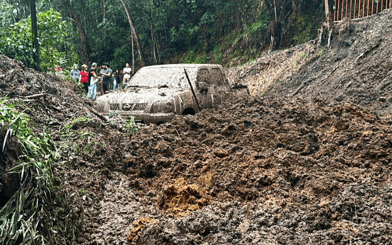 ¡Qué susto! Deslizamiento cayó sobre un vehículo en San Antonio de Prado