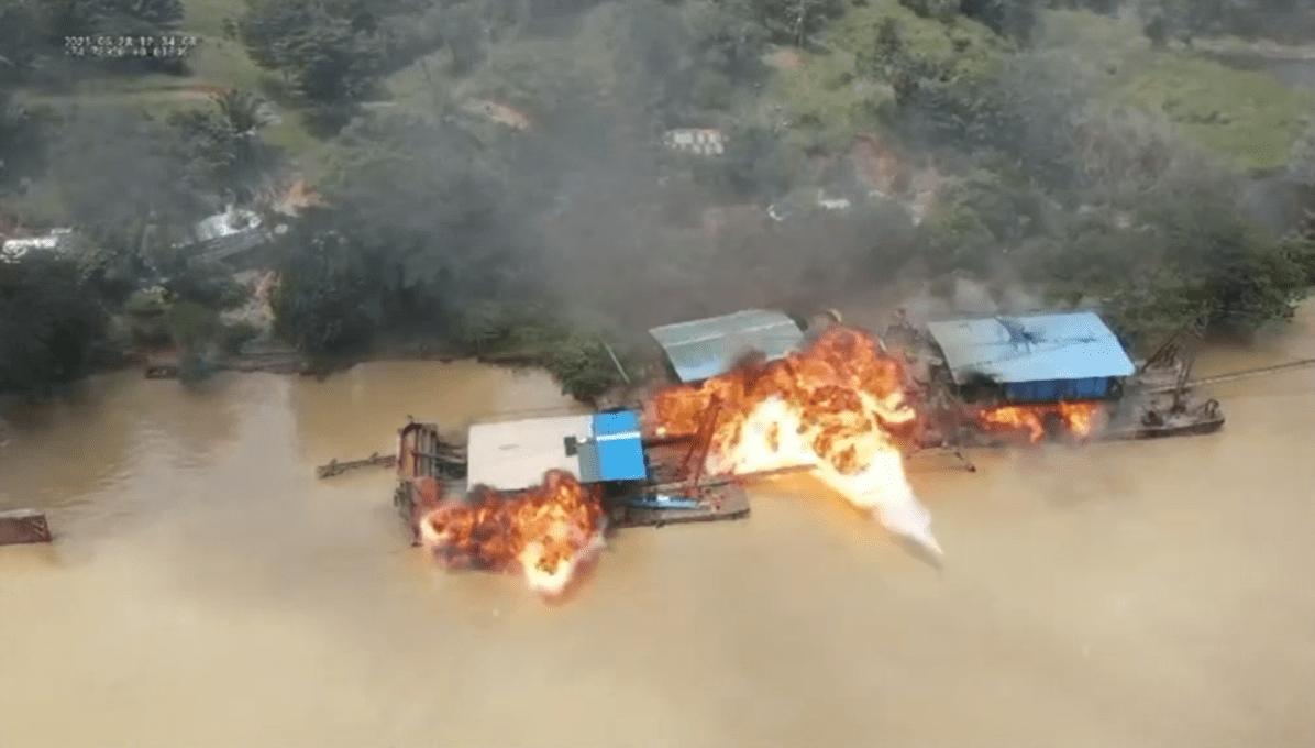 Destruyen maquinaria amarilla del Clan del Golfo usada en minería ilegal