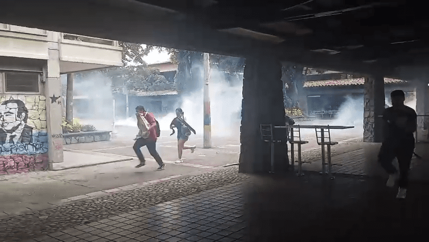 Por disturbios en la Universidad de Antioquia, hay cierre de la calle Barranquilla