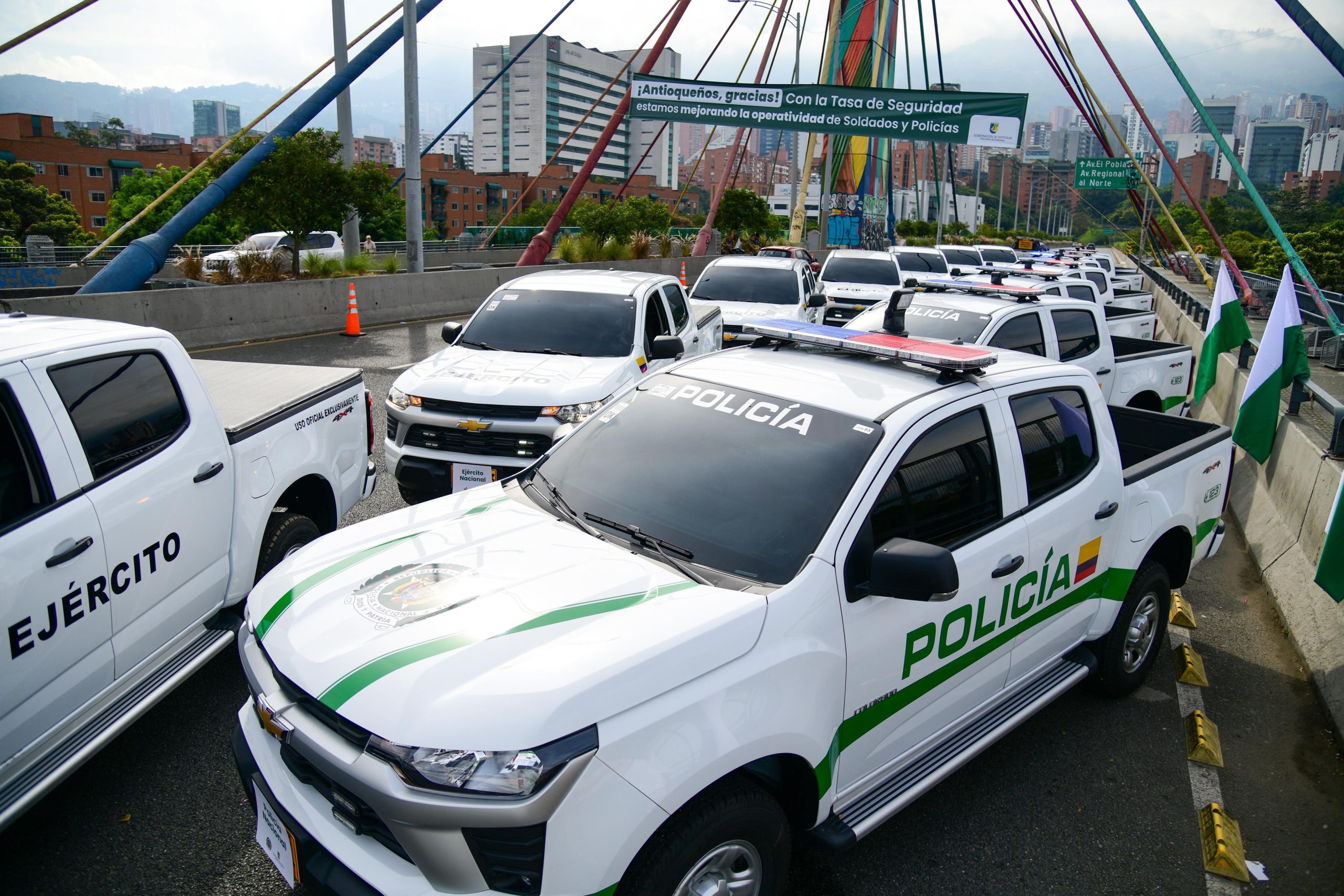 Gobernación de Antioquia entregó 49 camionetas para reforzar los patrullajes de la fuerza pública