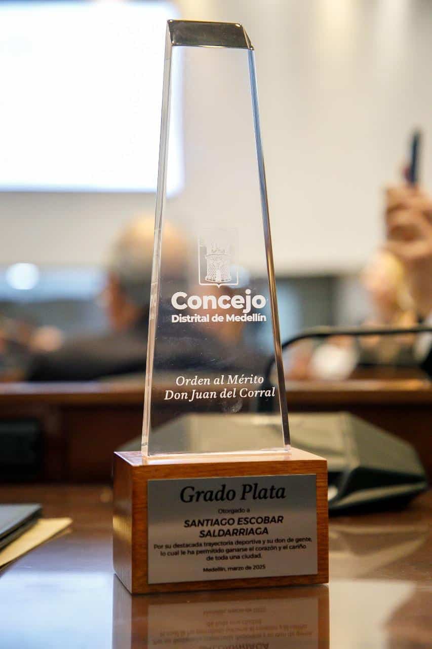 En el Concejo de Medellín, el exfutbolista y director técnico, Santiago, 'Sachi' Escobar, recibió la orden al mérito Juan del Corral, en grado plata, no solo por los méritos que ha logrado a nivel deportivo, sino por su destacada importancia para el deporte antioqueño.
